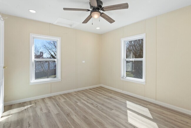 Building Photo - 5 Bedroom Single Family in Brunswick
