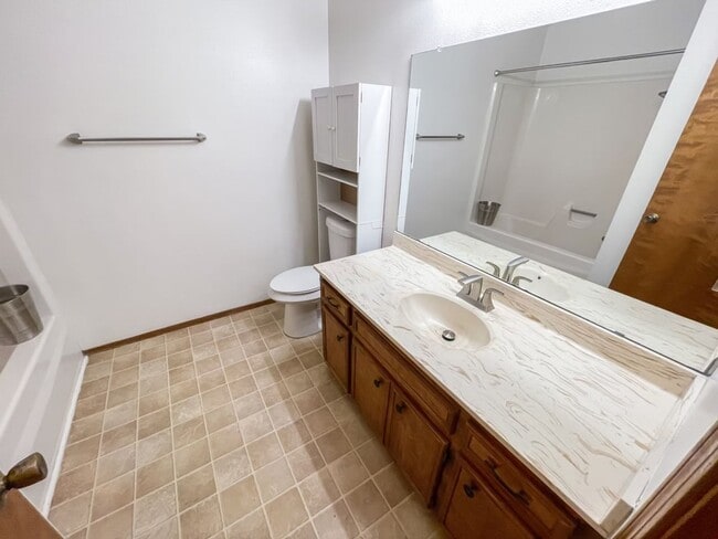 Building Photo - Spacious 2 Bedroom Apartment Available in Hobbs