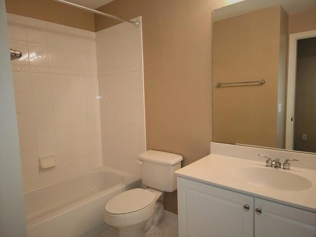 Building Photo - 233 River Bluff Ln