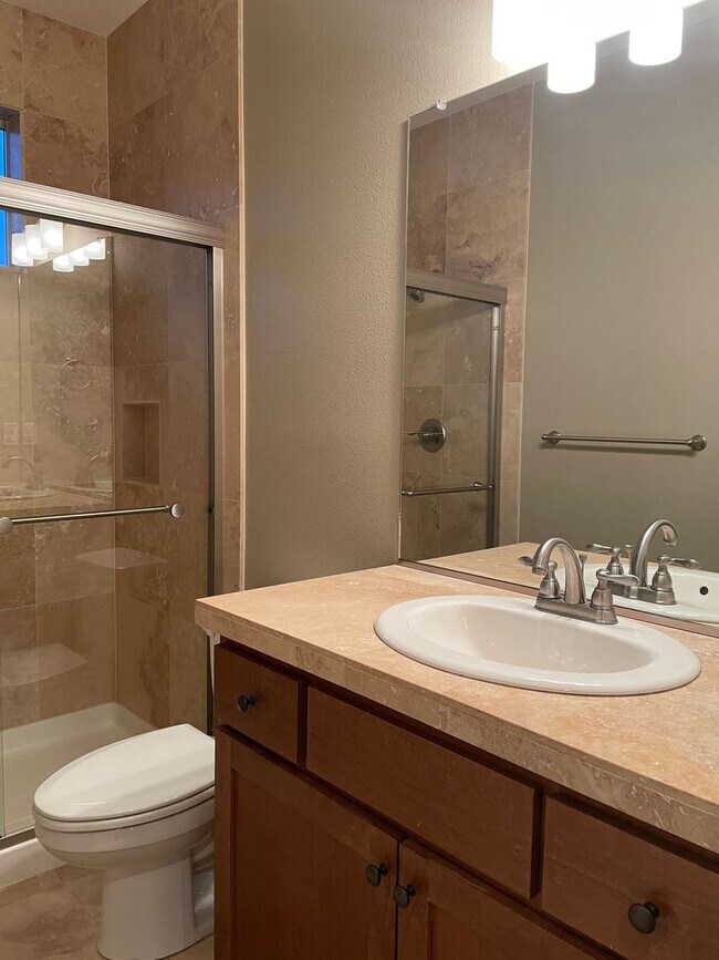 Building Photo - BEAUTIFUL LUXURY Style Townhouse with a gorgeous VIEW! Gated community in Camas! Top Rated Schools!