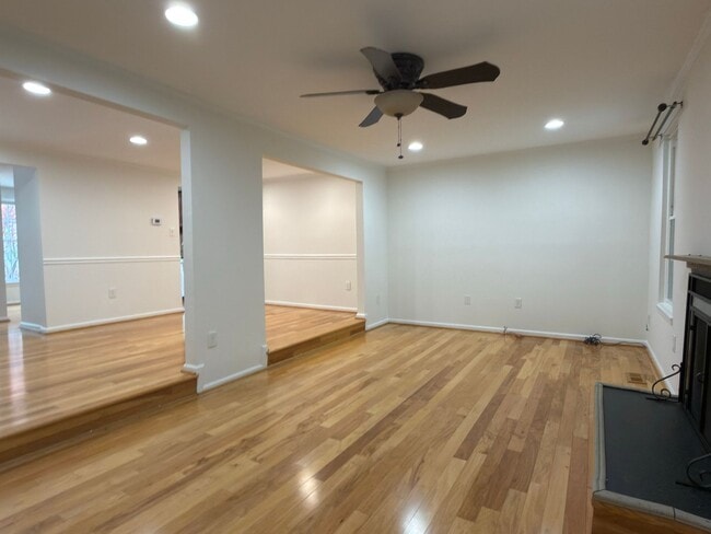Building Photo - Beautiful 4 Bed 2.5 Bath Townhome in Burke For Rent!