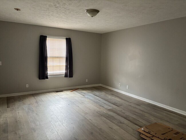 Building Photo - 2 Bedroom Townhouse