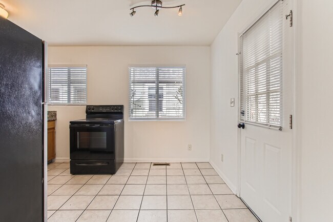 Breakfast area - 704 NE 60th Ave