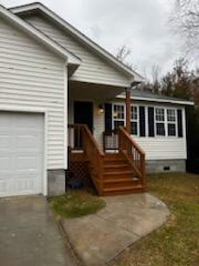 Building Photo - 3 BR Close to Bosch, Downtown, Shopping!