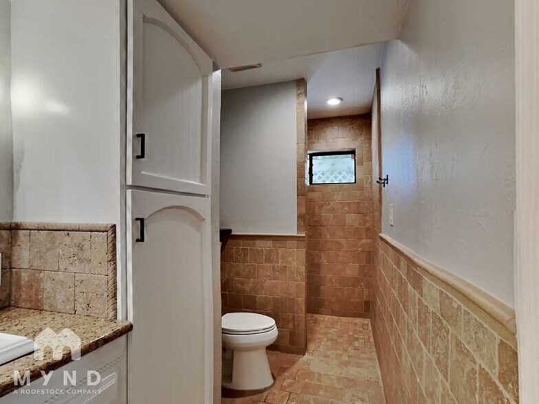 Building Photo - 7043 E Hearn Rd