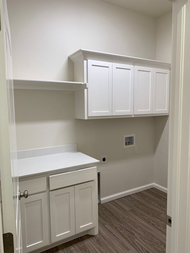 Building Photo - Gorgeous 3 bed 2.5 bath home in The Enclave