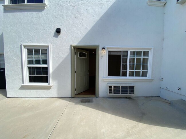 Building Photo - Luxury One Bedroom Apartment in La Jolla Village! Shared Garage Parking! AC! Washer & Dryer!