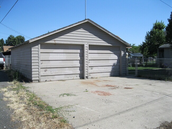Building Photo - Spacious 4-Bedroom Oasis in the Heart of Yakima – Perfect for Family Living!