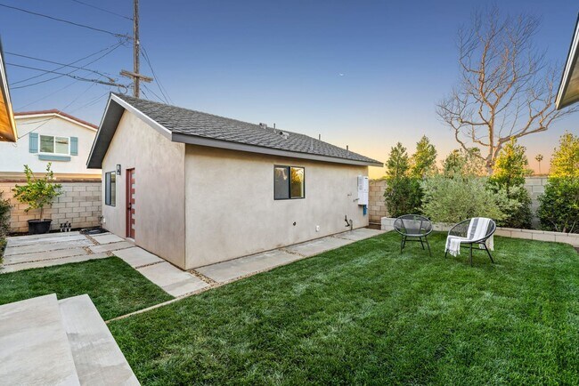 Building Photo - Eastside Gem - Fully Remodeled Modern Contemporary on Coveted Horseshoe Street