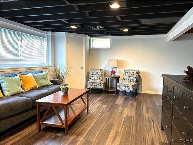 Building Photo - 302 Oakridge Dr
