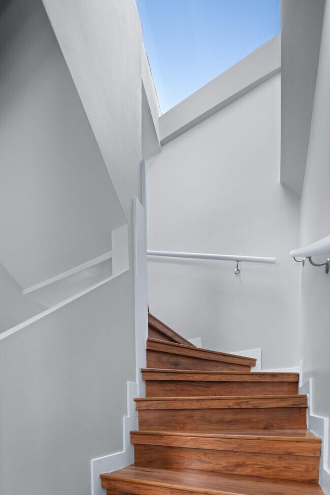 Building Photo - 1644 N Hermitage Ave