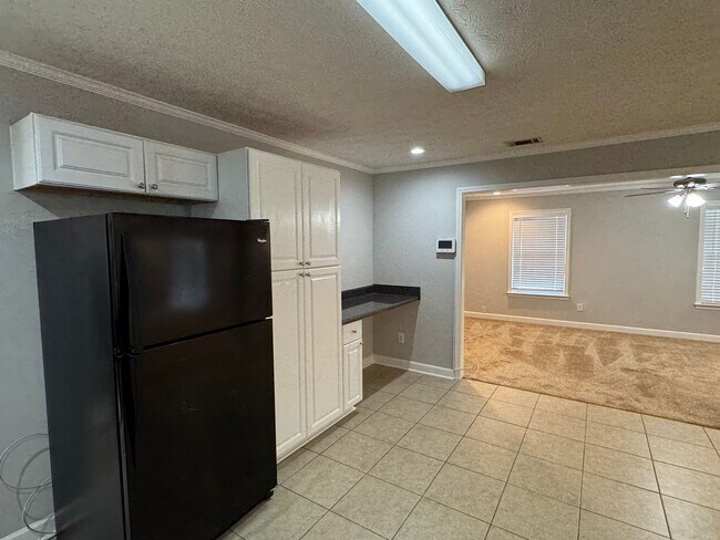 Building Photo - Lovely Brick Home!