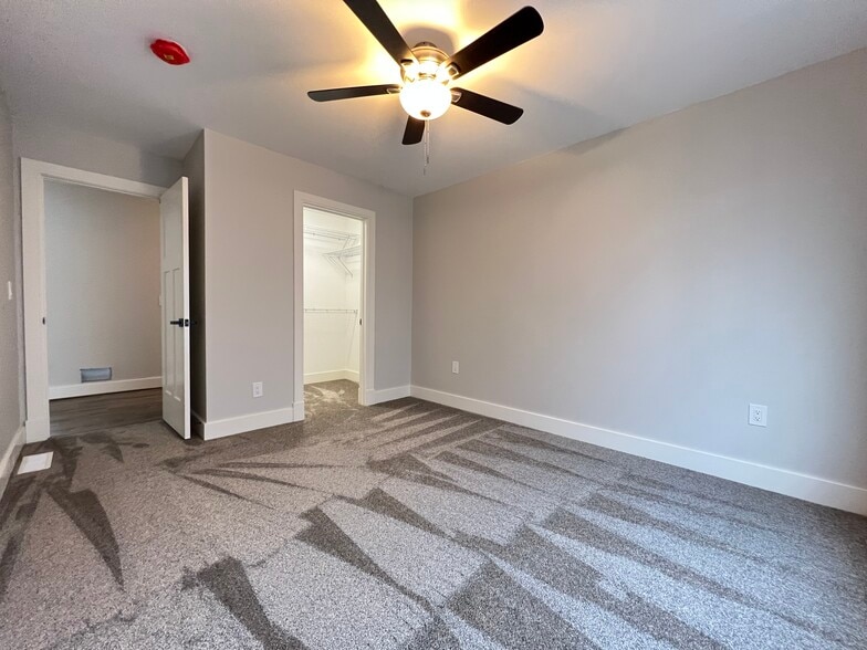 Building Photo - 10975 Main St