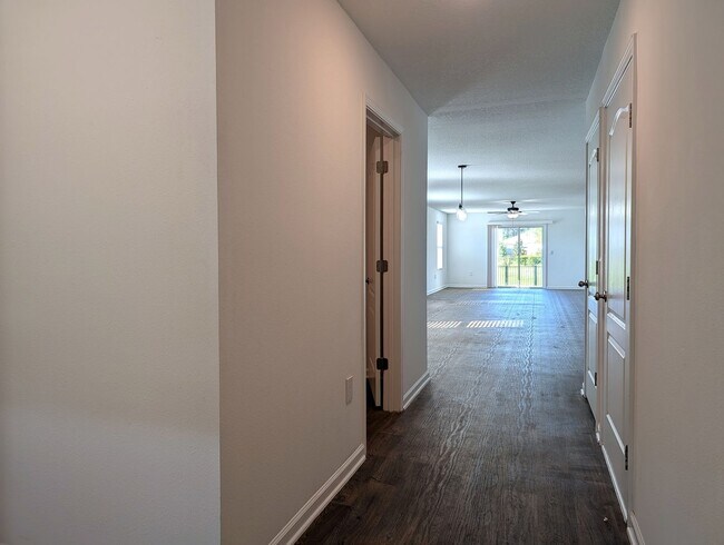 Building Photo - ENTRADA SUBDIVISION - THIS 4/2/3 HOME WITH OVER 2,140 sqft AND FENCED REAR YARD IS NOW AVAILABLE!!