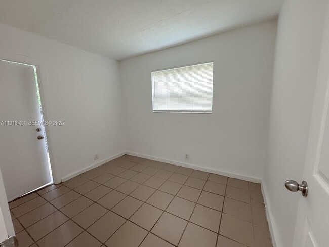 Building Photo - 2840 NW 15th Ct