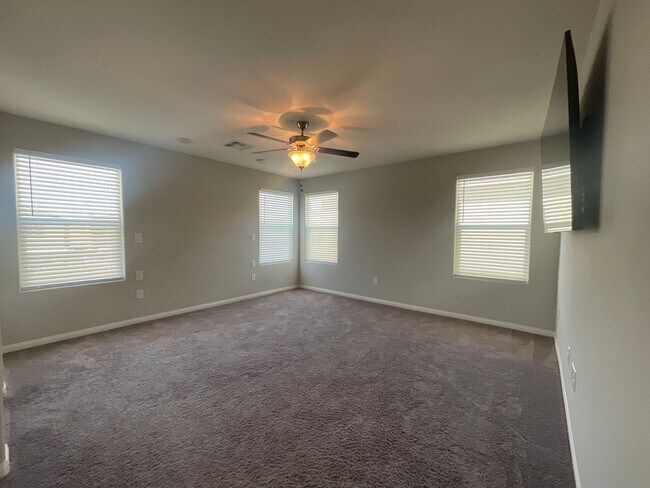Building Photo - 4brm, 3bth, 1 den, 2cg