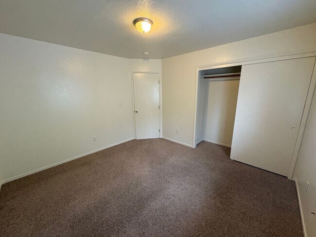 Building Photo - 2 story house in NW Visalia Available Now