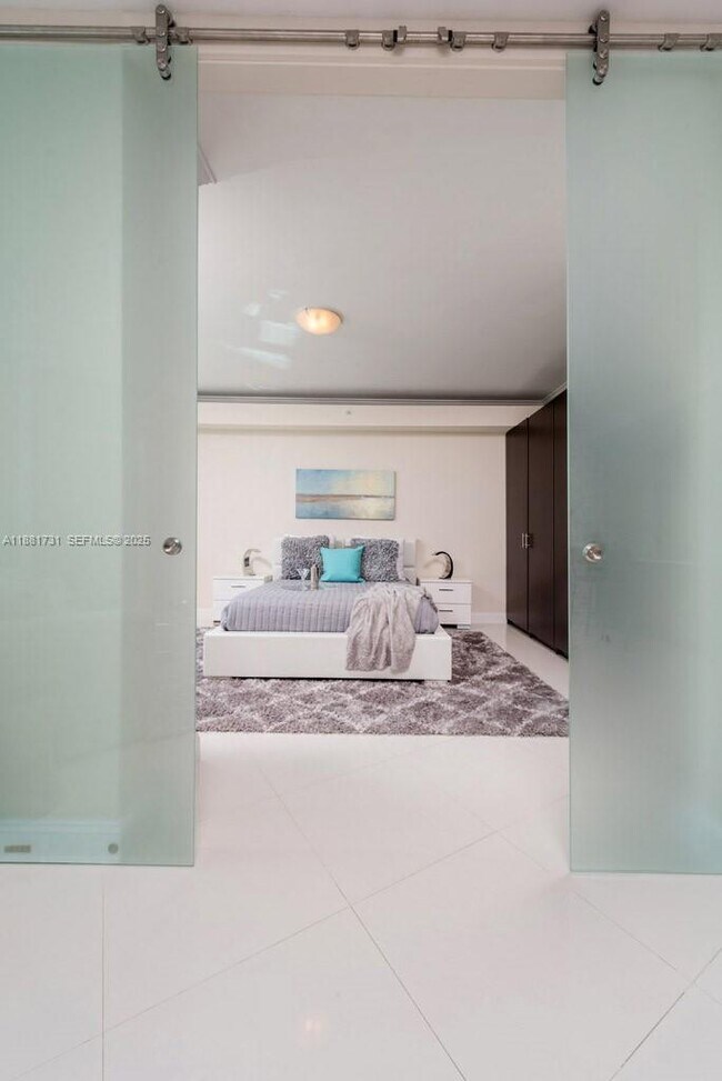 Building Photo - 300 South Pointe Dr