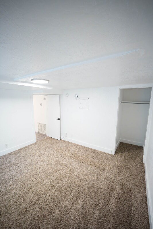 Building Photo - 2550 Highland Dr