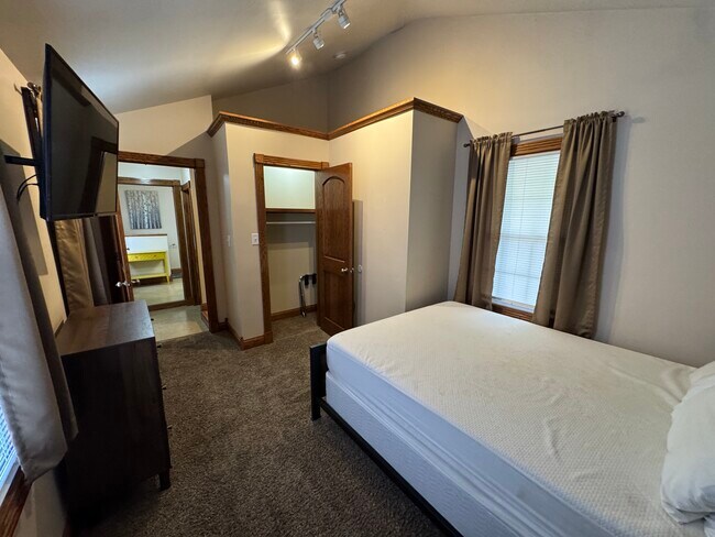 Building Photo - 1406 Shelby St