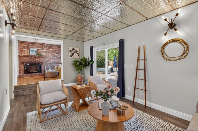 Building Photo - Spacious 4-Bed Oasis with 2 Full Baths