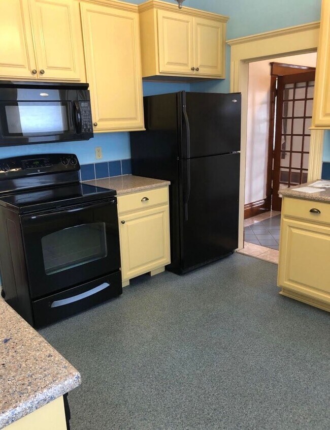 Building Photo - Victorian Charmer – 3 Bed, 1.75 Bath – Uti...