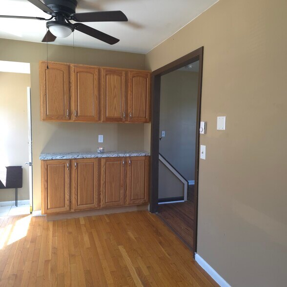 Building Photo - 5 Fairview Park Rd