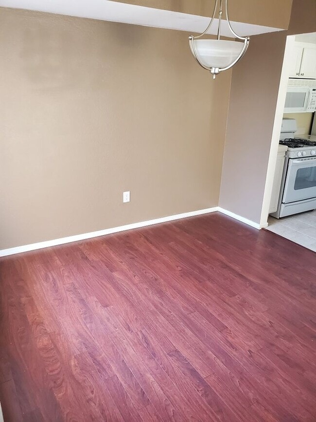 Building Photo - Cute 2 bedroom 2 bath condo