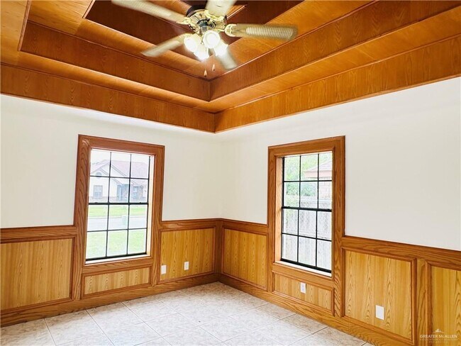 Building Photo - 12 Encino Dr