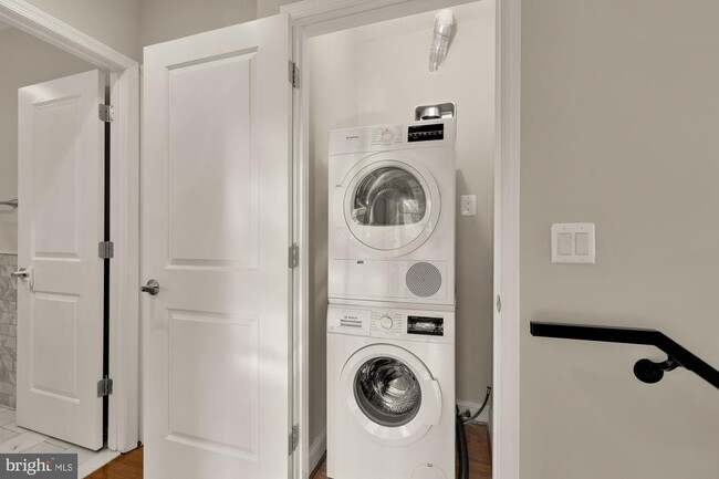 Building Photo - 2228 Kearny St NE