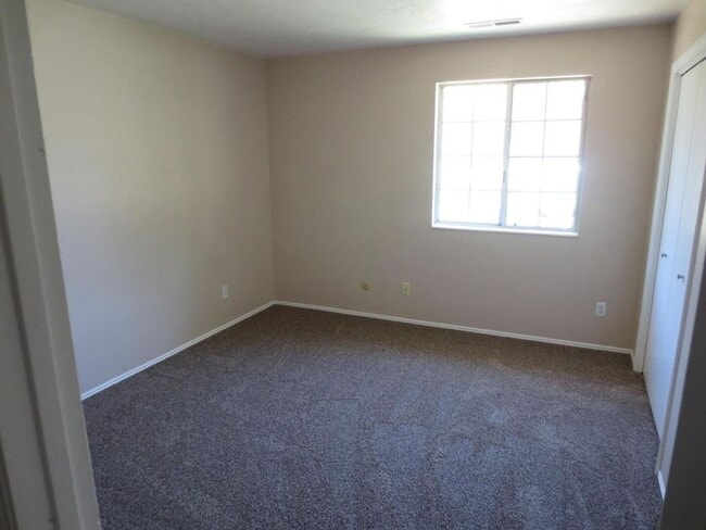 Building Photo - Large Home in Bloomington Hills