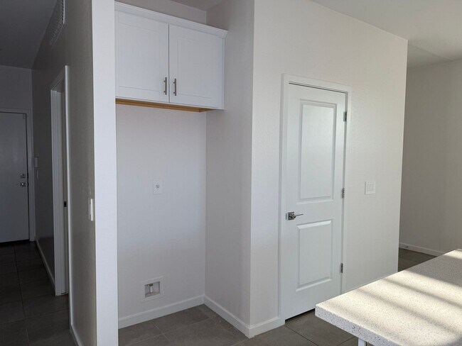 Building Photo - 2462 E Alonso Dr
