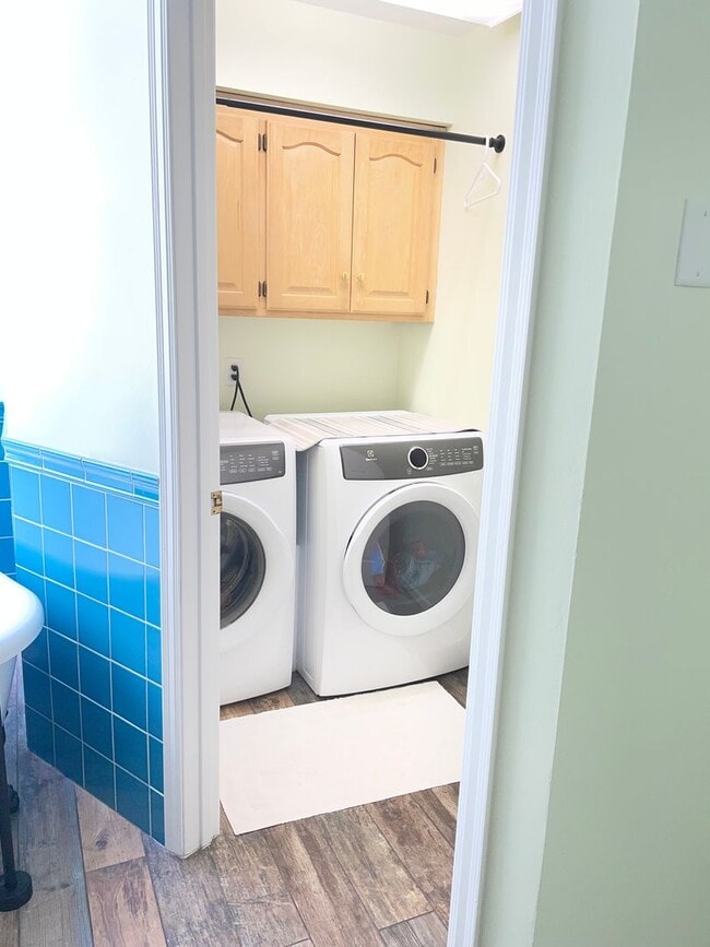 Building Photo - Spacious *2Bed*2.5 Bath over 1750 Sq Ft. Great location Avail Aug. 1.