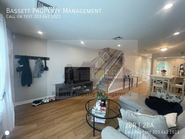 Building Photo - 40 Manorwood Dr