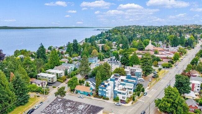 Building Photo - Stunning Standalone Townhome In Coveted Lincoln Park - Air Conditioned!