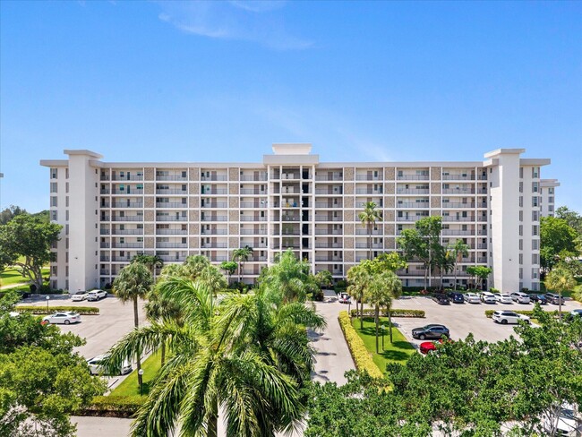 Building Photo - 3200 N Palm Aire Dr