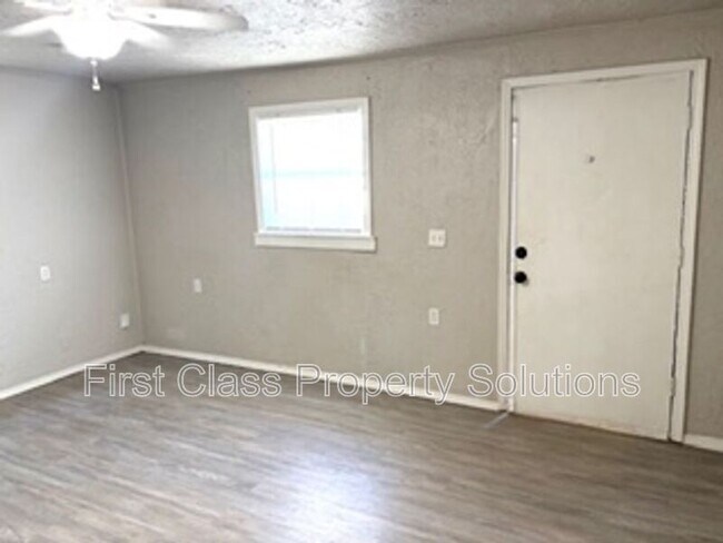 Building Photo - 404 S Burdick St