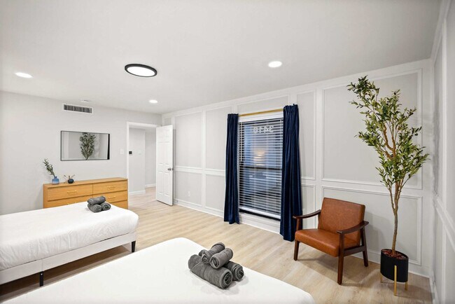 Building Photo - 3410 Country Club Dr