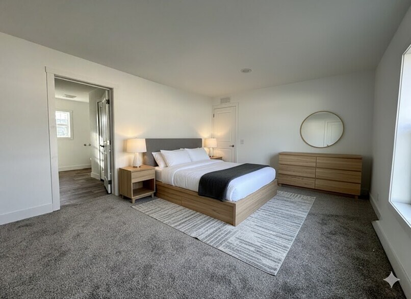 Building Photo - 7 Rainier St N