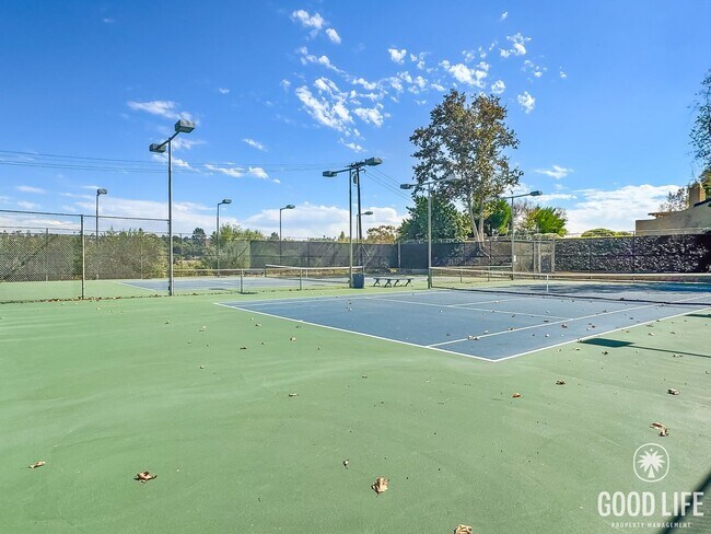 Building Photo - Beautiful 4Bd/2.5Ba Spacious Home in Mission Viejo w/Large Front & Back Yard!