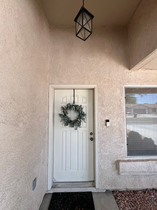 Building Photo - SOLAR & POOL HOME!