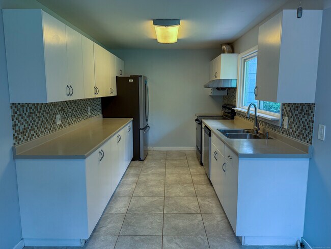 Building Photo - 182 Knoll Dr
