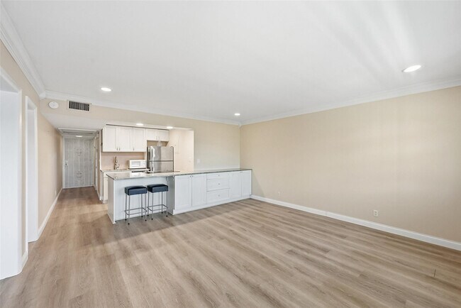 Building Photo - 801 NE 18th Ct