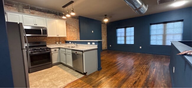 Building Photo - 127 Person St