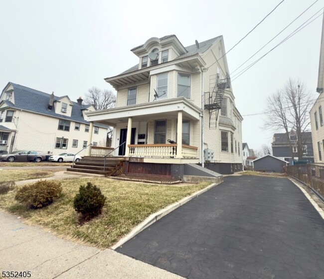 Building Photo - 1044 Sanford Ave