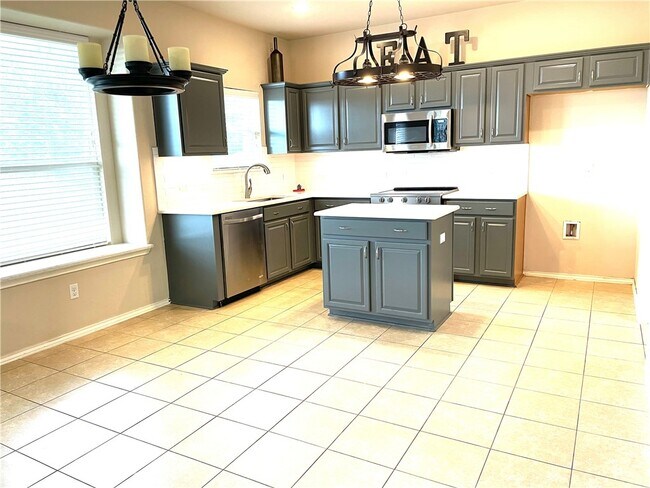 Building Photo - 1010 Aiken Dr