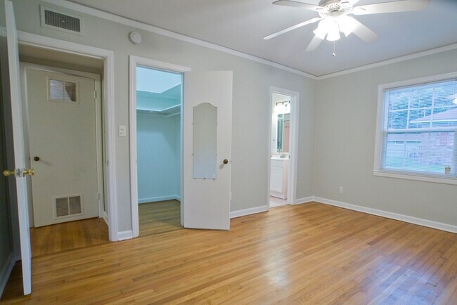 Building Photo - Quaint Downstairs 2 Bedroom