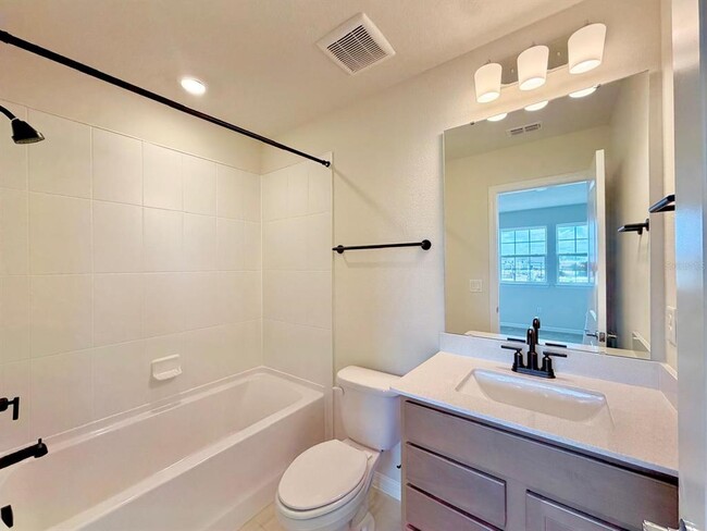 Building Photo - 6985 Oak Commons Way