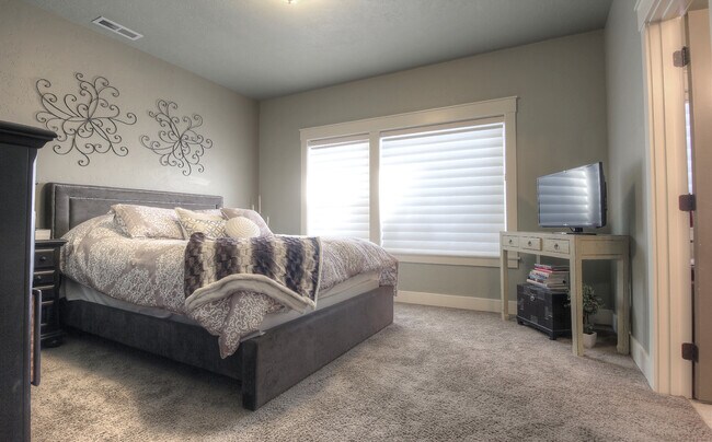 Building Photo - 1262 E Lone Shore Dr