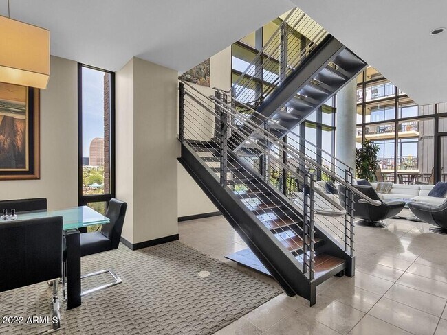 Building Photo - 208 W Portland St